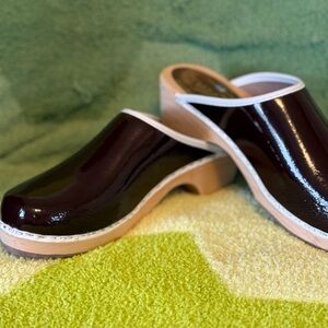 Lotta From Stockholm patent leather brown wooden clogs